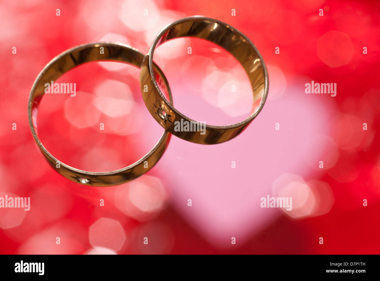 zwei Trauringe Stockfoto