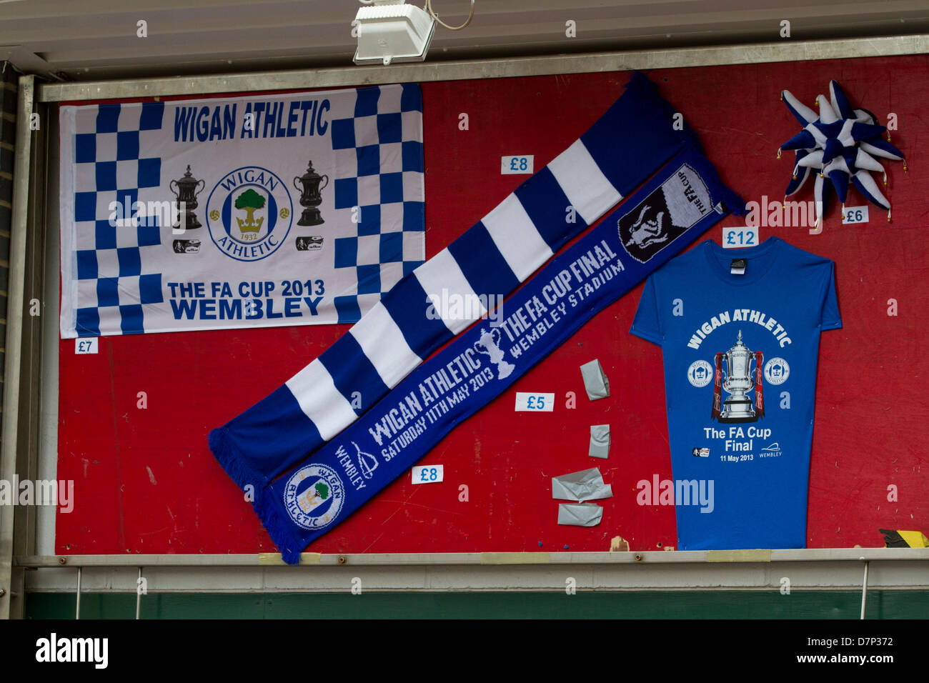 Wembley, London, UK. 11. Mai 2013. Ein Souvenir Stand Wigan Fußball Halstücher für den FA-Cup-Finale. Tausende Fans von greater Manchester Manchester City und Wigan Athletic strömen auf Wembley-Stadion für den FA-Cup-FinalCredit: Amer Ghazzal/Alamy Live-Nachrichten Stockfoto