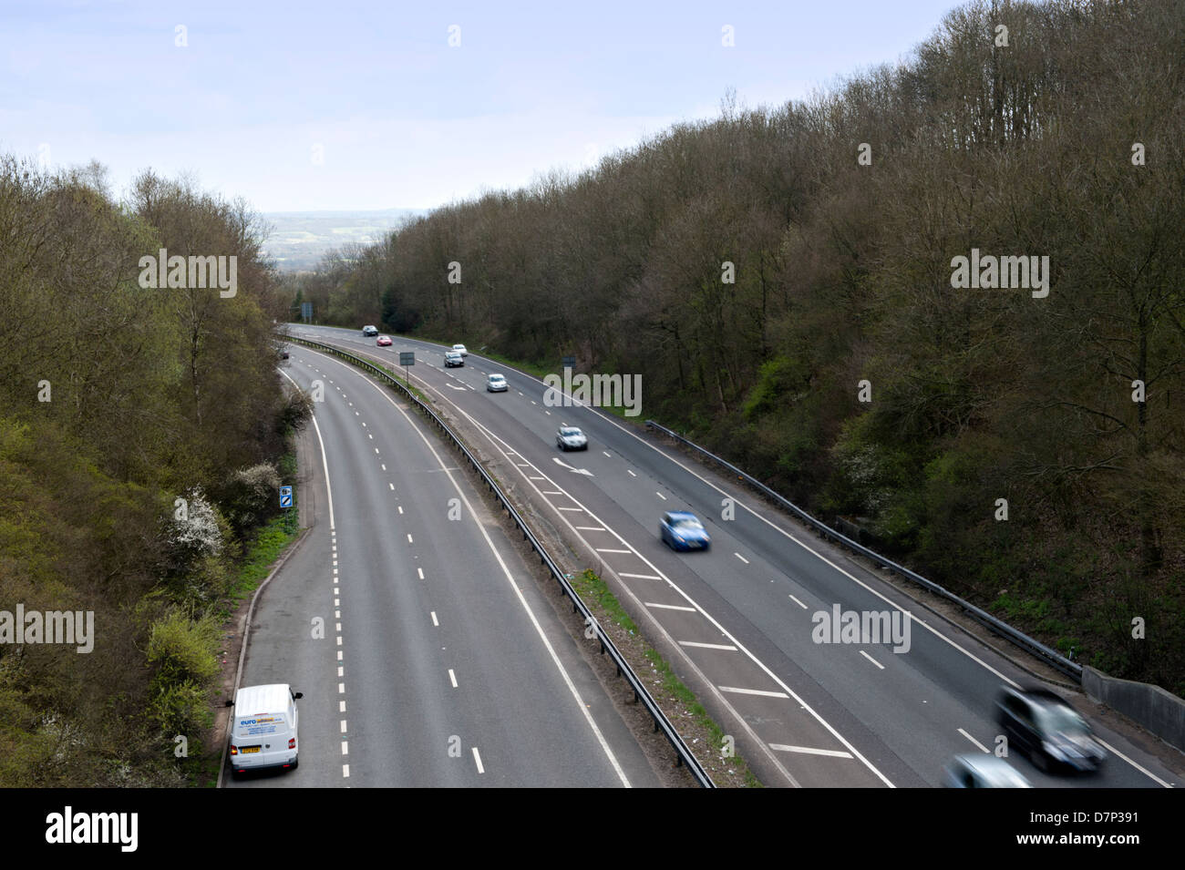 Wenig Verkehr auf einer zweispurigen Straße in England Stockfoto