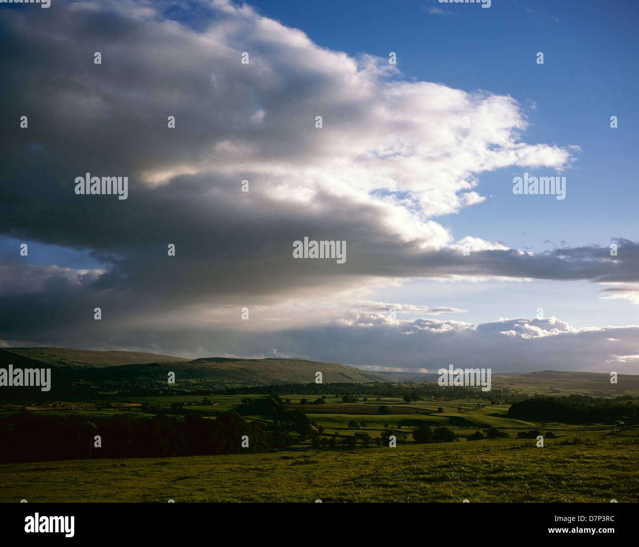 Gewitterwolken übergehen Wensleydale an einem Herbstabend aus in der Nähe von Bolton Castle Yorkshire Dales England Stockfoto