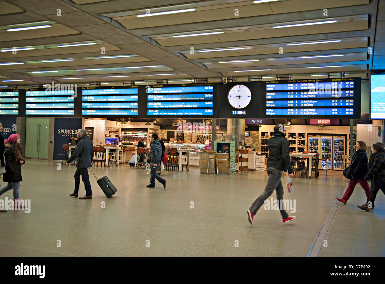 Innenraum der St. Pancras International Station, UK zeigt die Abfahrts- und Ankunftszeiten Anzeige Bretter Stockfoto