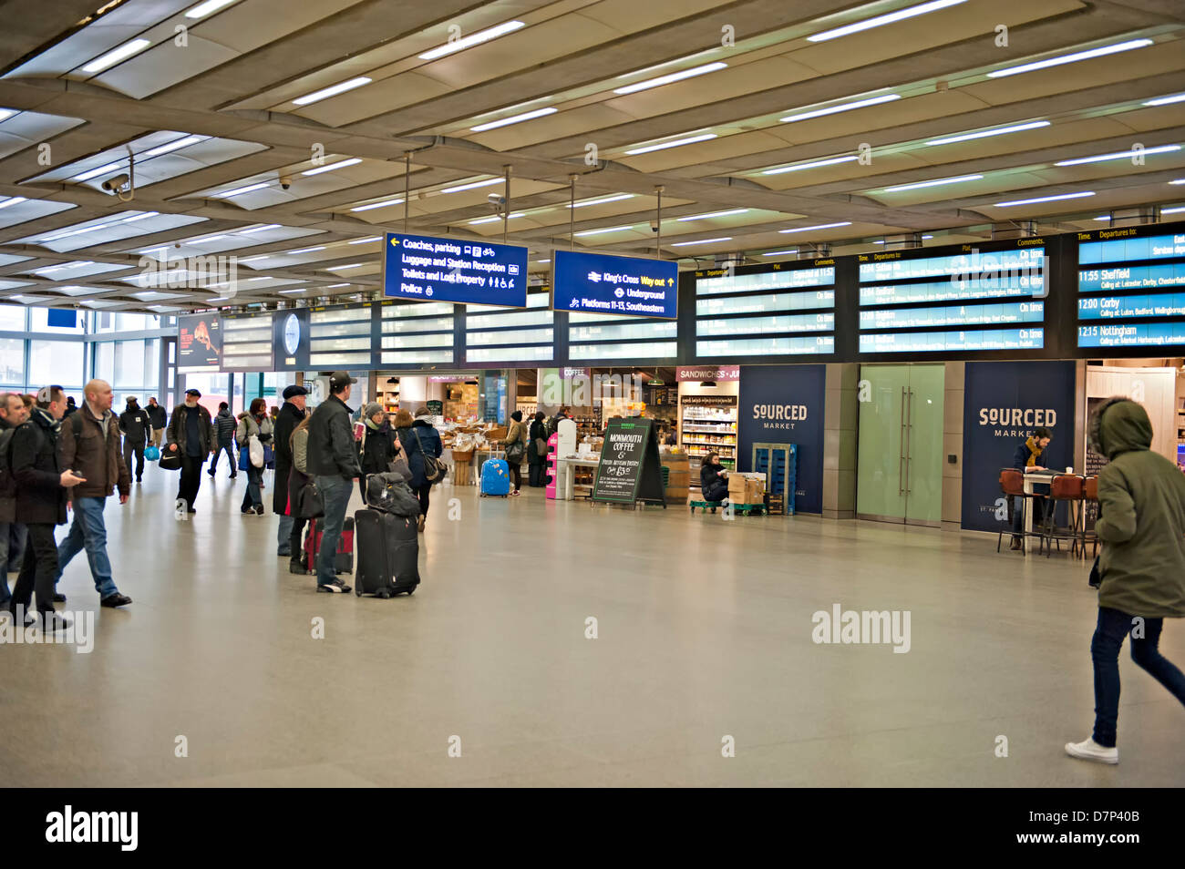 Innenraum der St. Pancras International Station, UK zeigt die Abfahrts- und Ankunftszeiten Anzeige Bretter Stockfoto