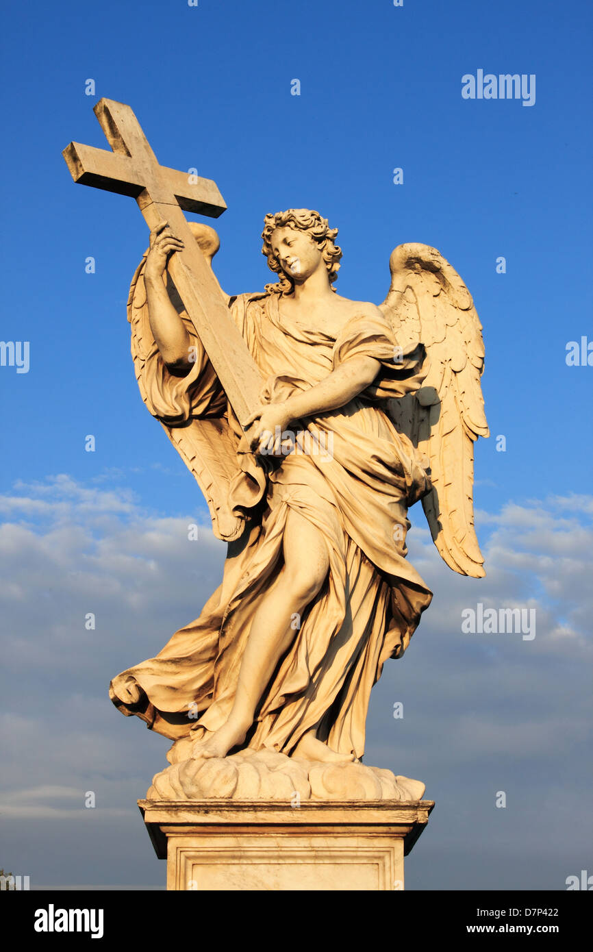 Engel-Statue in Saint Angel Brücke, Rom (Italien). Symbol für Frieden, Reinheit, Heiligen und Göttlichkeit Stockfoto