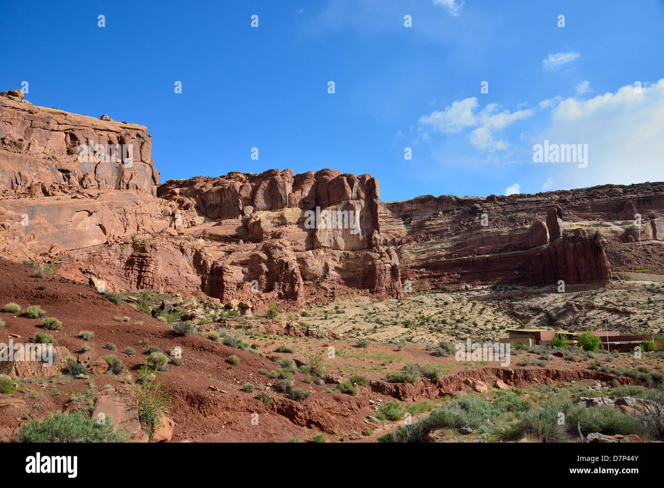 Besucherzentrum des Arches-Nationalpark unter rotem Sandstein Felsen. Moab, Utah, USA. Stockfoto