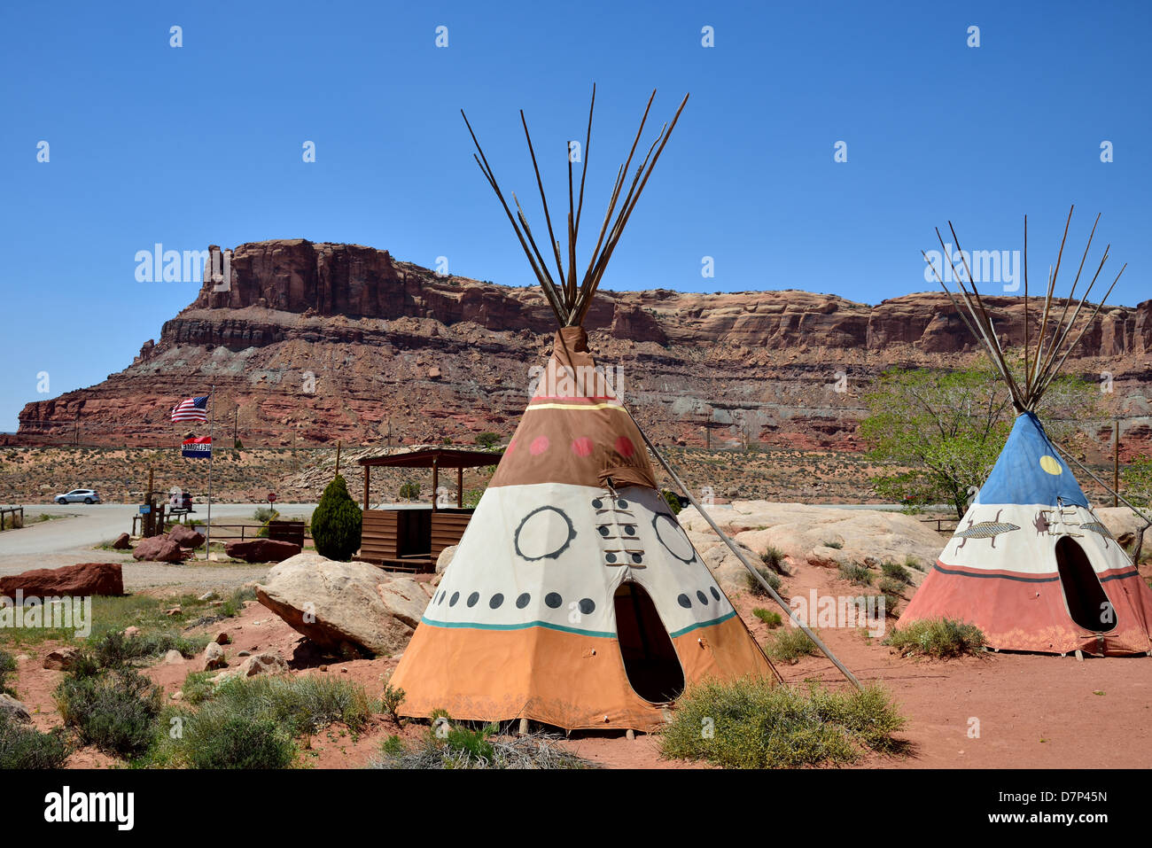 Bunten Tipi-Zelte unter blauem Himmel, Spuren des alten Westens. Moab, Utah, USA. Stockfoto