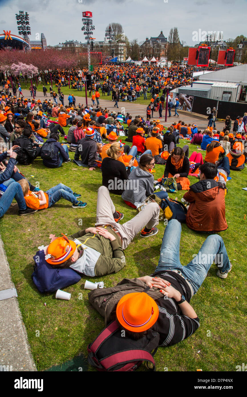 Menschen feiern jährlichen Königinnentag auf Museen Plein Platz in Amsterdam. Live TV-Berichterstattung der Inthronisation von König Willem. Stockfoto