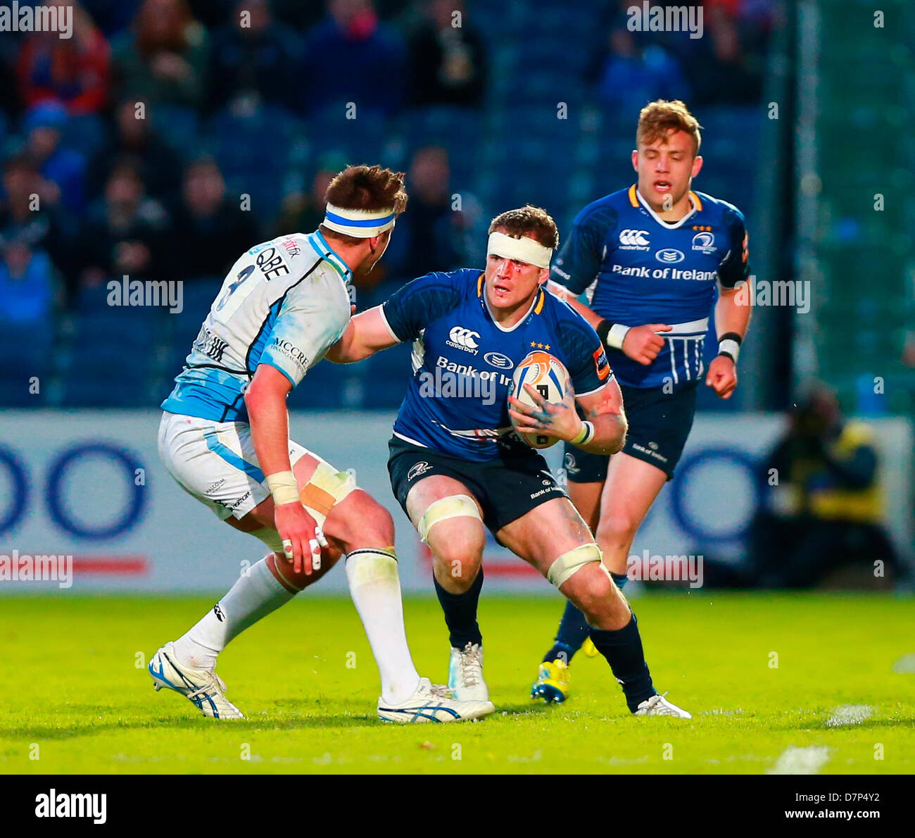 11.05.2013 Dublin, Irland. Jamie Heaslip (Leinster) versucht zu hand aus einem Zweikampf von Ryan Wilson (Kapitän Glasgow) während der RaboDirect PRO12 Semi Endspiel zwischen Leinster und Glasgow Warriors aus der Royal Dublin Society. Stockfoto