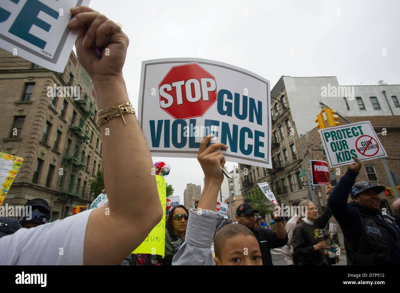 Hunderte marschieren durch die Straßen der South Bronx in New York an einer Anti-Gun-Rallye Stockfoto