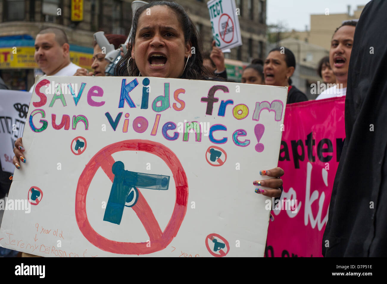 Hunderte marschieren durch die Straßen der South Bronx in New York für die Mütter Nachfrage Aktion für Pistole Sinn März und Rallye Stockfoto