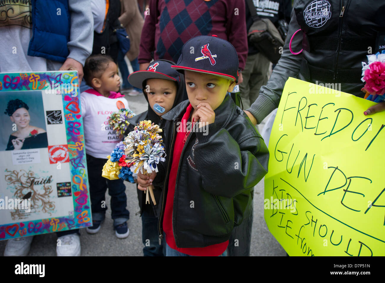 Hunderte marschieren durch die Straßen der South Bronx in New York für die Mütter Nachfrage Aktion für Pistole Sinn März und Rallye Stockfoto
