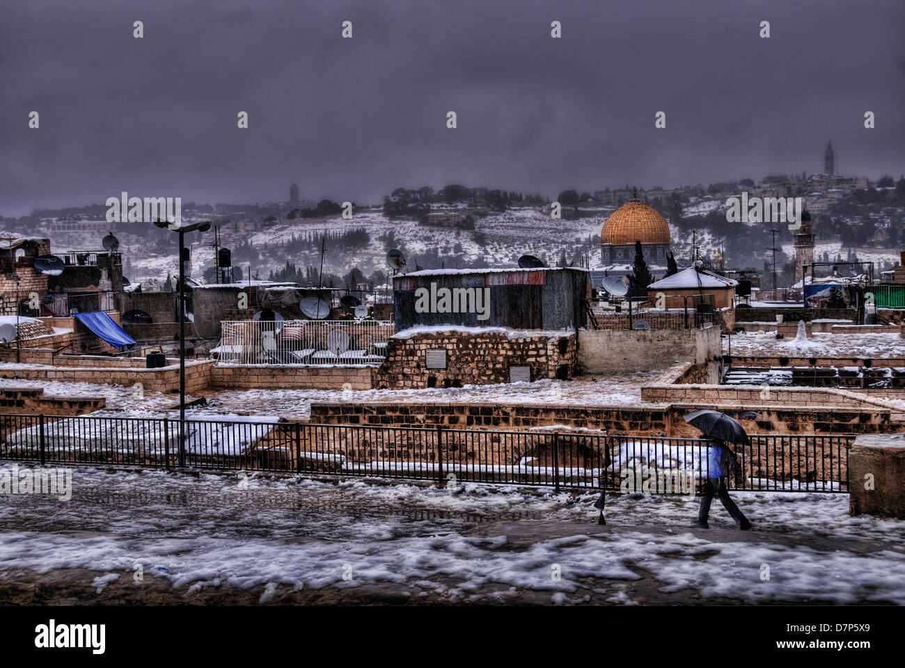 Jerusalem in weiß – gekleidet Dächer Wanderweg anzeigen die goldene Kuppel. Stockfoto