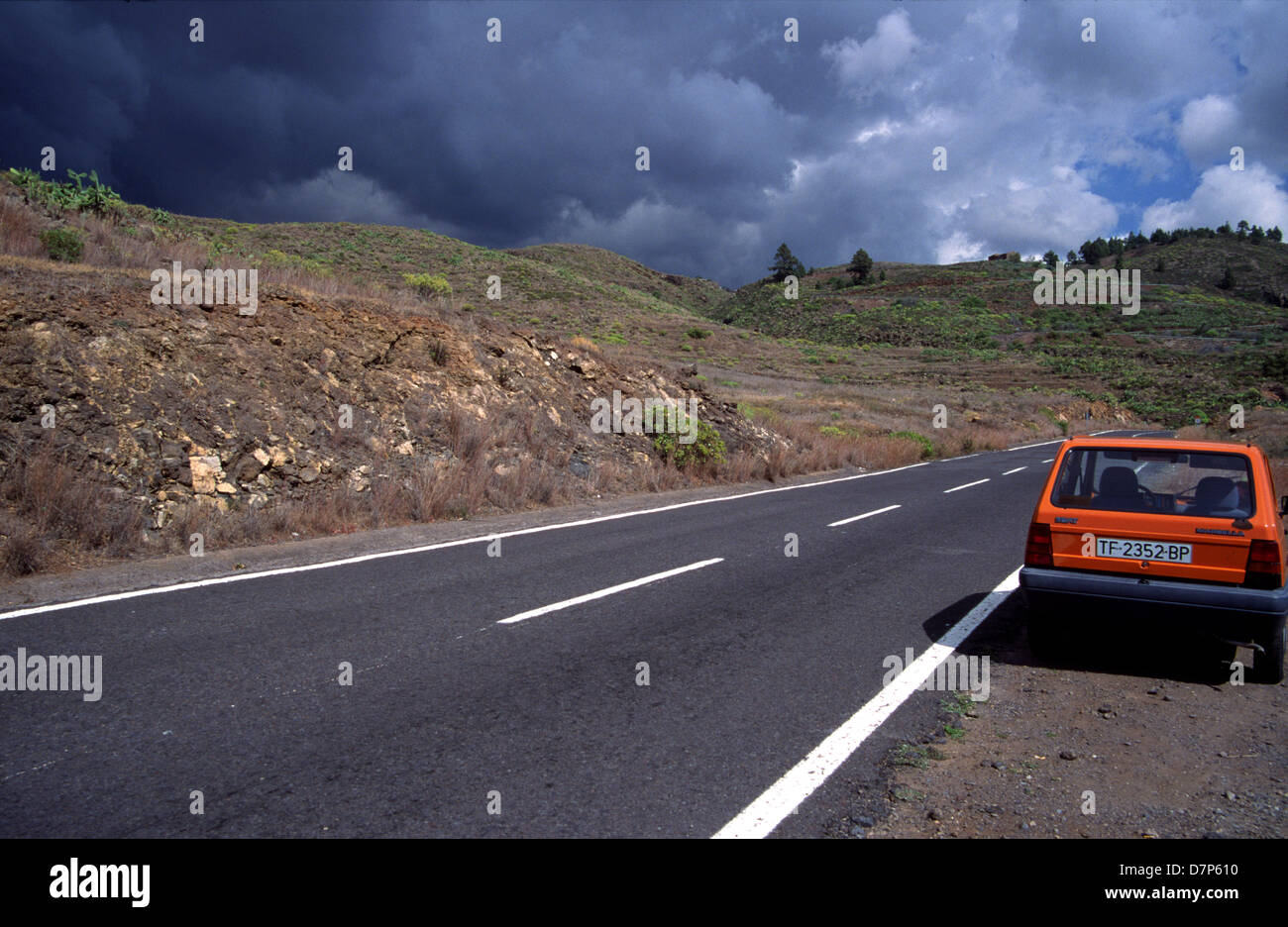 Orange-Sitz-Parks an der Straße zum Teide Stockfoto