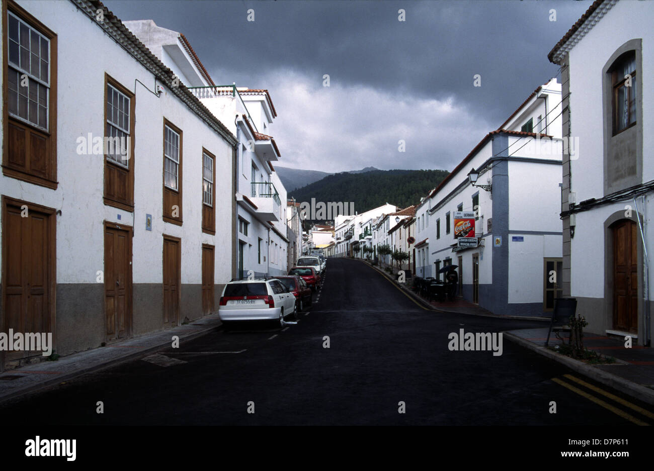 Straßenszene vor Sturm in einer Gebirgsstadt in Teneriffa, Spanien Stockfoto