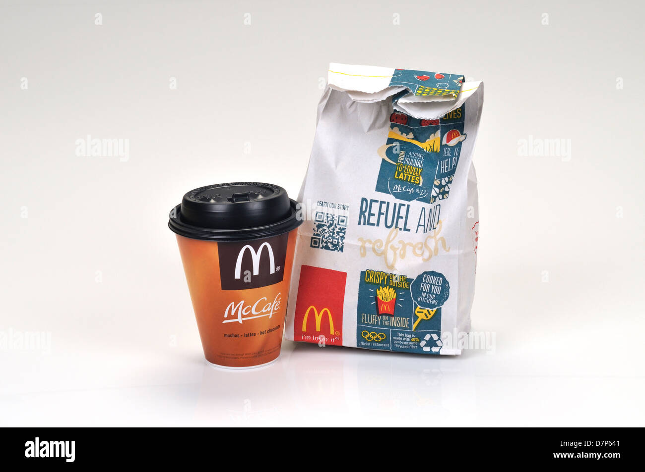 Kleine McDonald's Tasse Kaffee mit McDonald's Frühstück essen Tasche. USA Stockfoto