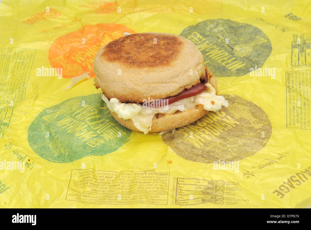 McDonald's Eiweiß Freude McMuffin Frühstücks-Sandwich auf der Papierverpackung. USA Stockfoto