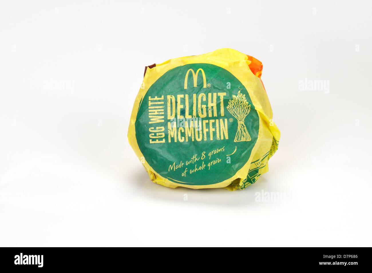 McDonald's Eiweiß Freude mcmuffin mit Canadian Bacon in Wrapper auf weißem Hintergrund, Ausschnitt. USA Stockfoto