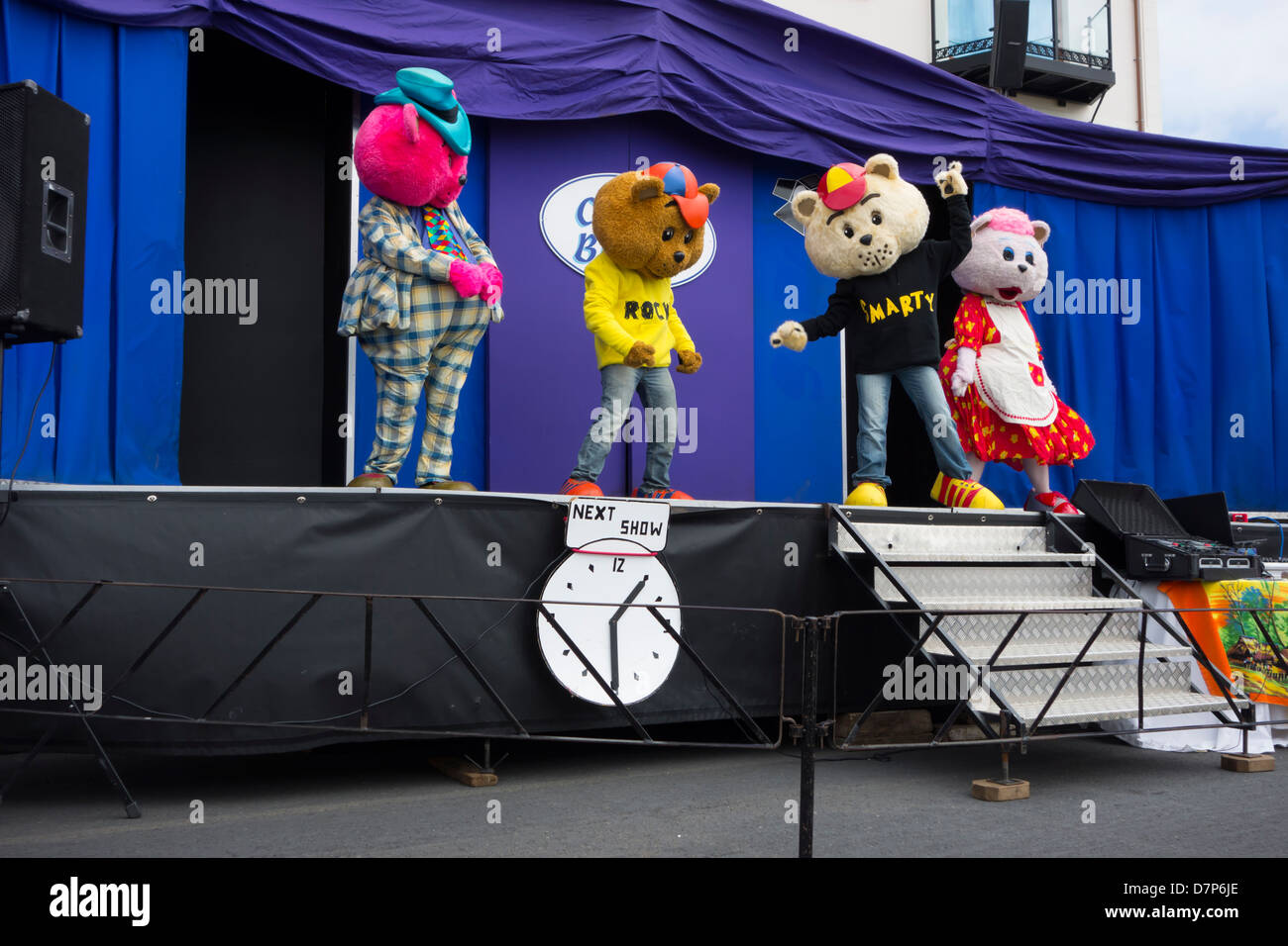 Crazy Bären auf der Bühne bei einem Charity-Event in Milford Haven. Stockfoto