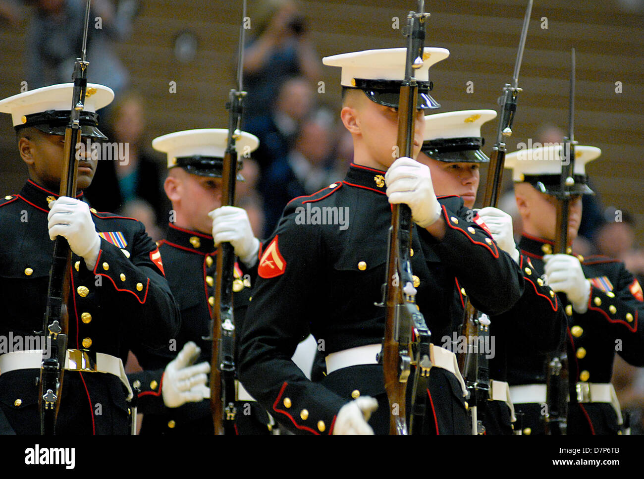 Colorado, U.S. 11. Mai 2013: The U.S. Marine Corps Elite Silent Bohrer Brigade führen nach der Eröffnungsfeier des 2013 Krieger Spiele, US Olympic Training Center, Colorado Springs, Colorado. Mehr als 260 verletzte und Behinderte Männer und Frauen sammelten sich in Colorado Springs in sieben Sportarten, Mai 11-16 zu konkurrieren. Alle Niederlassungen des Militärs sind vertreten, darunter Special Operations und ein Team von den britischen Streitkräften. Cal-Sport Media/Alamy Live-Nachrichten Stockfoto