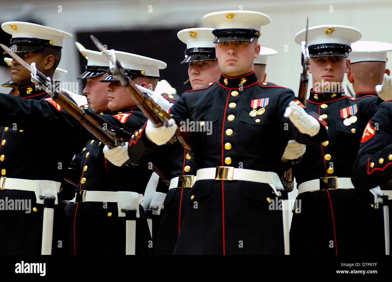 Colorado, U.S. 11. Mai 2013: The U.S. Marine Corps Elite Silent Bohrer Brigade führen nach der Eröffnungsfeier des 2013 Krieger Spiele, US Olympic Training Center, Colorado Springs, Colorado. Mehr als 260 verletzte und Behinderte Männer und Frauen sammelten sich in Colorado Springs in sieben Sportarten, Mai 11-16 zu konkurrieren. Alle Niederlassungen des Militärs sind vertreten, darunter Special Operations und ein Team von den britischen Streitkräften. Cal-Sport Media/Alamy Live-Nachrichten Stockfoto