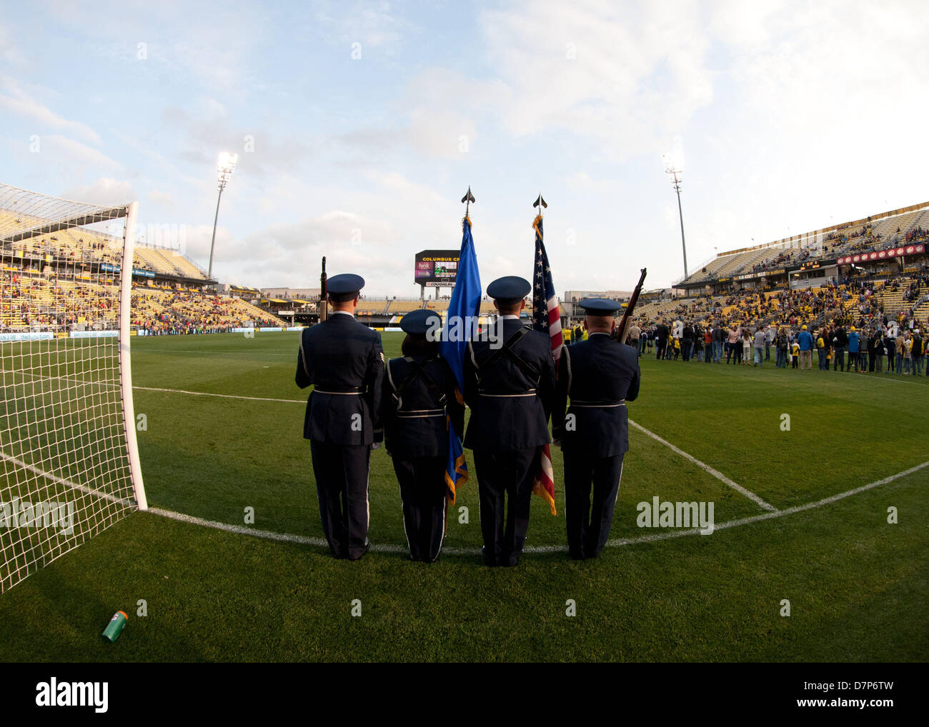 Columbus, OH, USA - 11. Mai 2013: Wright-Patterson Air Force Base Color Guard nimmt das Feld vor der Major League Soccer-Match zwischen die Colorado Rapids und die Columbus Crew bei Columbus Crew Stadium in Columbus, OH, USA. Cal-Sport Media/Alamy Live-Nachrichten Stockfoto