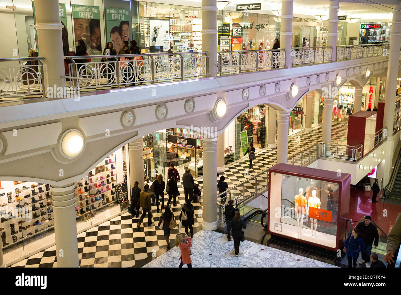 Manhattan Mall auf der Avenue of the Americas, NYC Stockfotografie Alamy