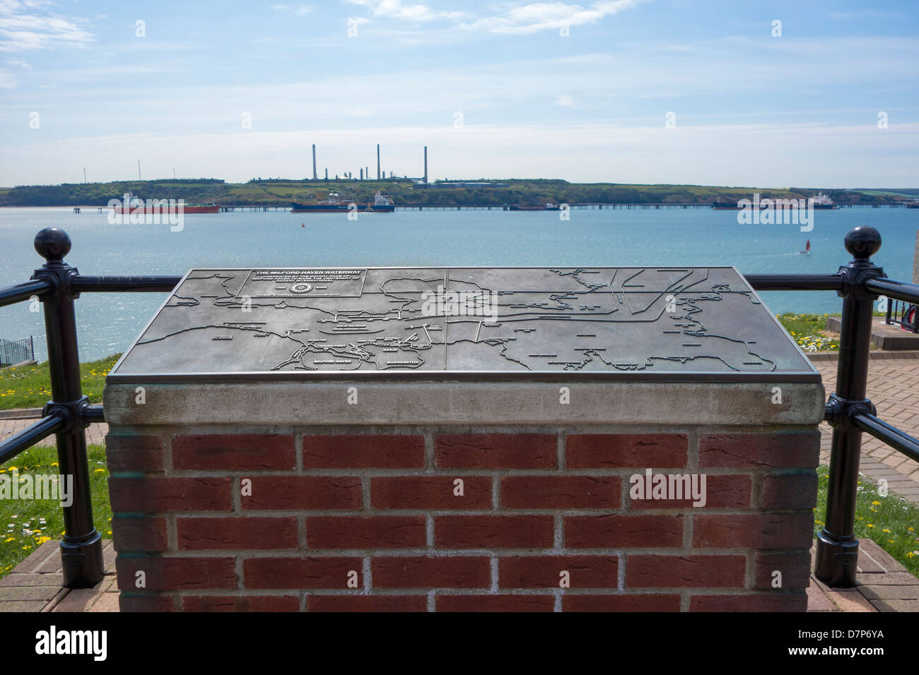 Bronzetafel Kartierung der Milford Haven-Mündung. Stockfoto