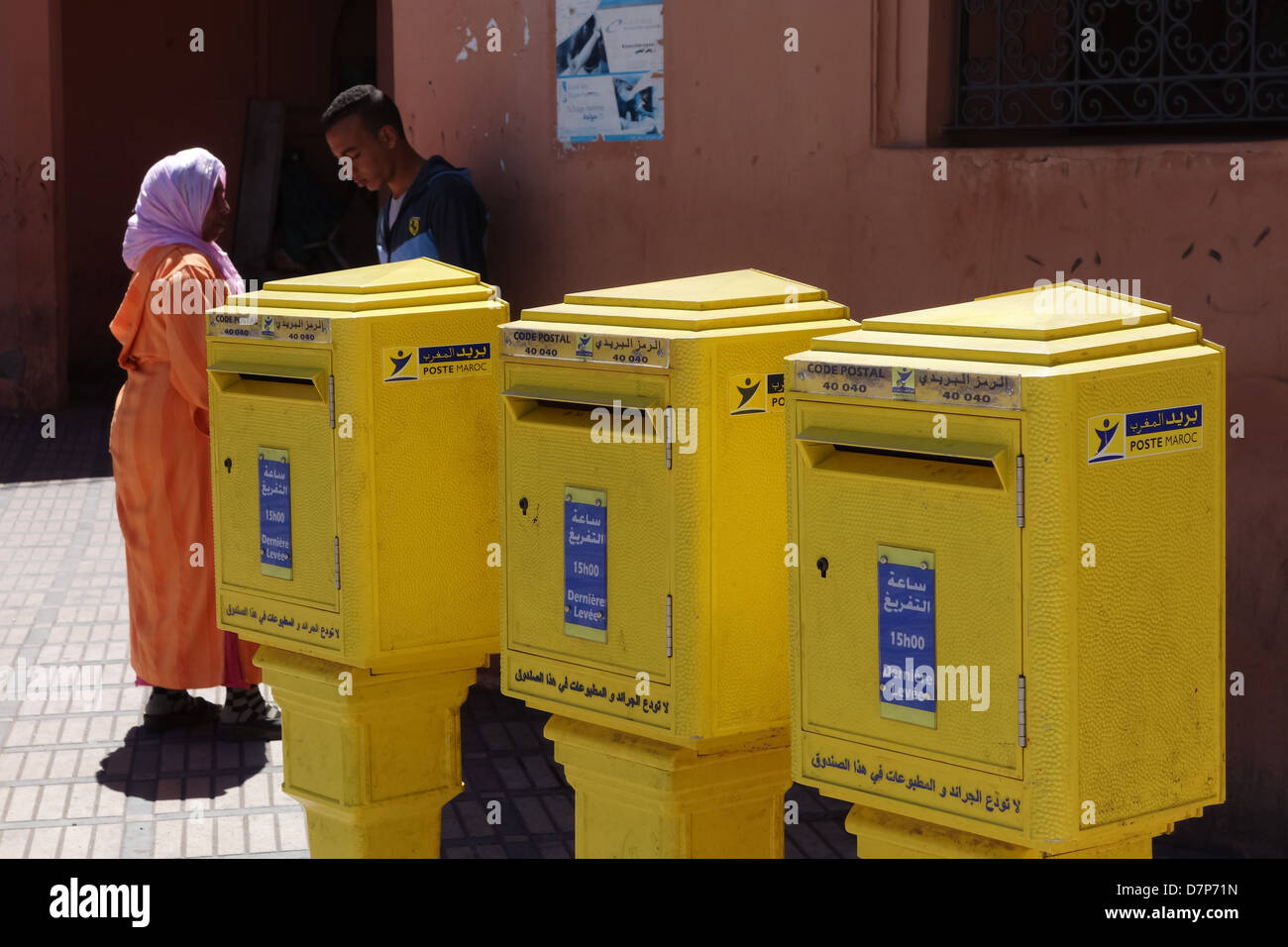 Gelben Briefkästen in Marrakesch. Stockfoto