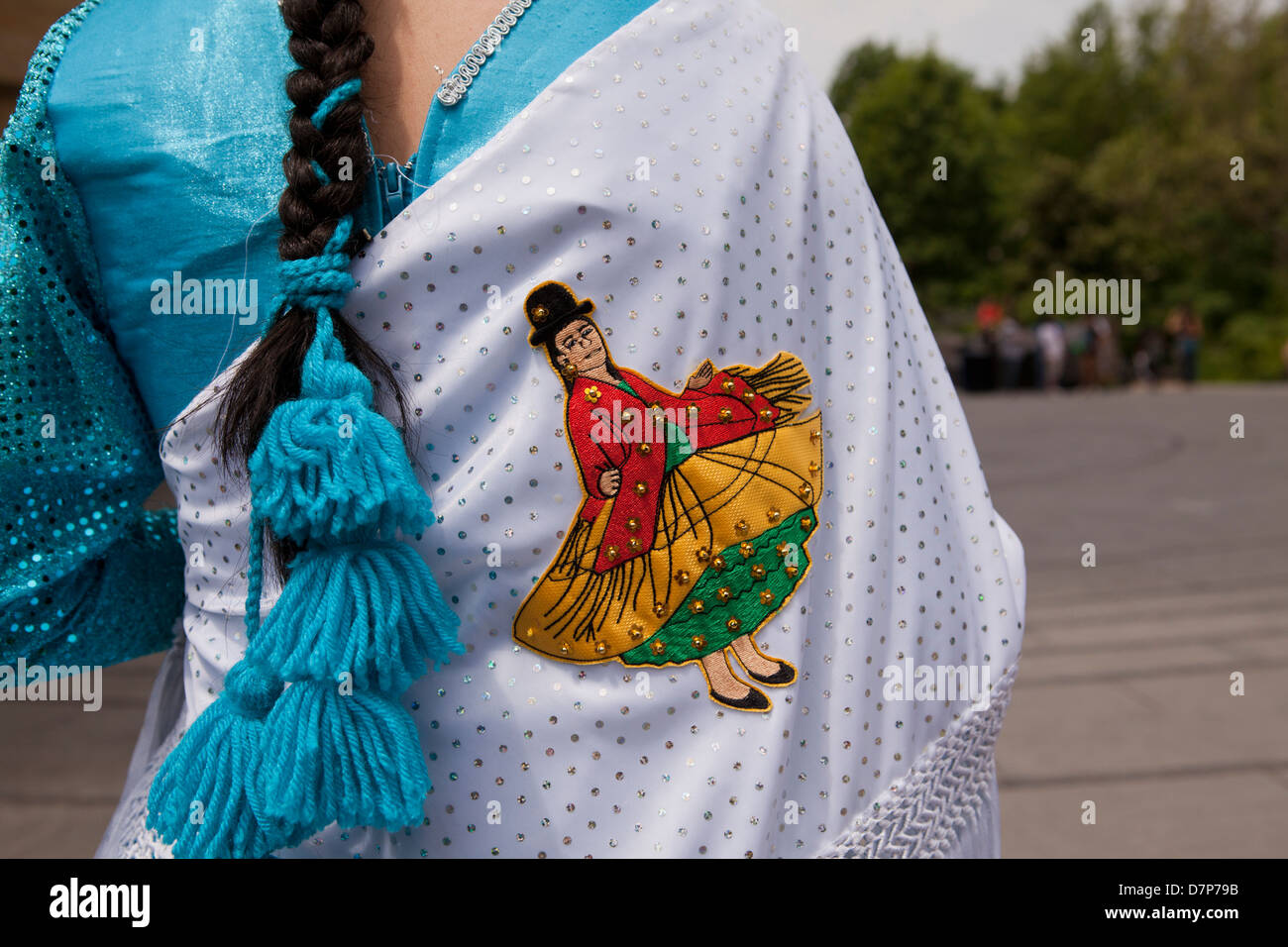 Stickerei auf traditionelle weibliche bolivianischen Tänzers Kleid Stockfoto