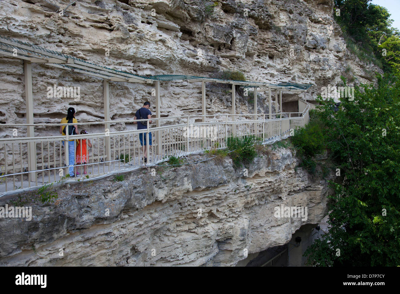 Bulgarien, Europa, Schwarzmeer-Küste, das 6. Jahrhundert Aladzha Kloster geschnitten der Klippe, Touristen. Stockfoto