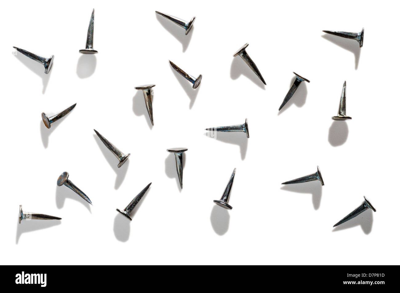 Metall Nägel auf weißem Hintergrund Stockfoto