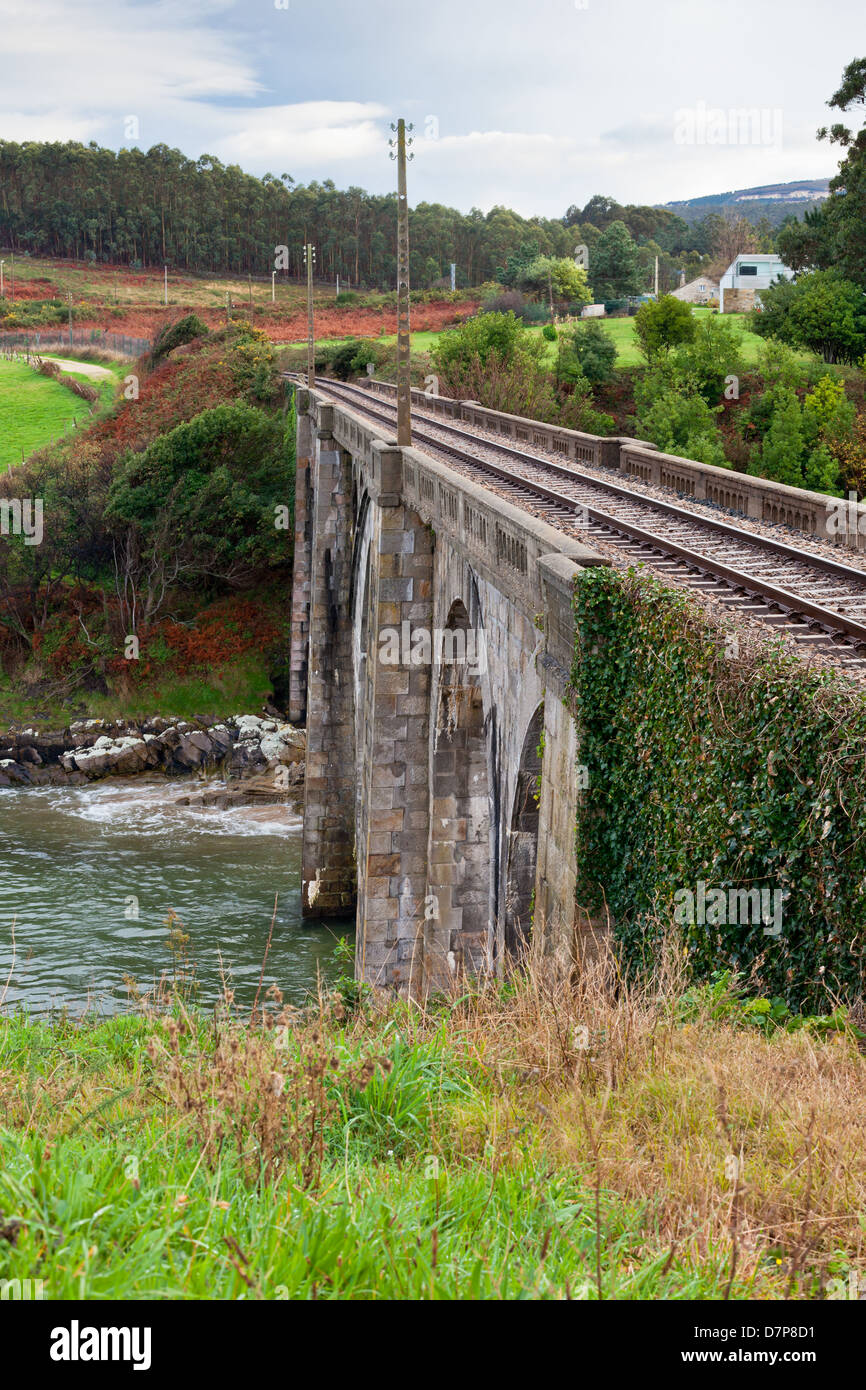 Alten ländlichen Eisenbahn-Viadukt im Norden Spaniens. Bewölkten Wetter Stockfoto