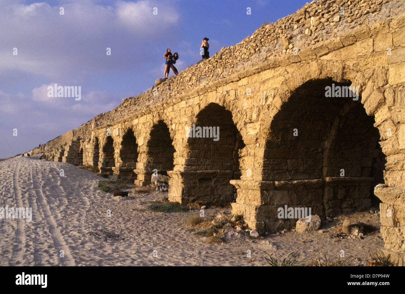 Menschen zu Fuß auf den Resten des antiken römischen Aquädukts an die Küstenstadt von Caesarea in Israel Stockfoto
