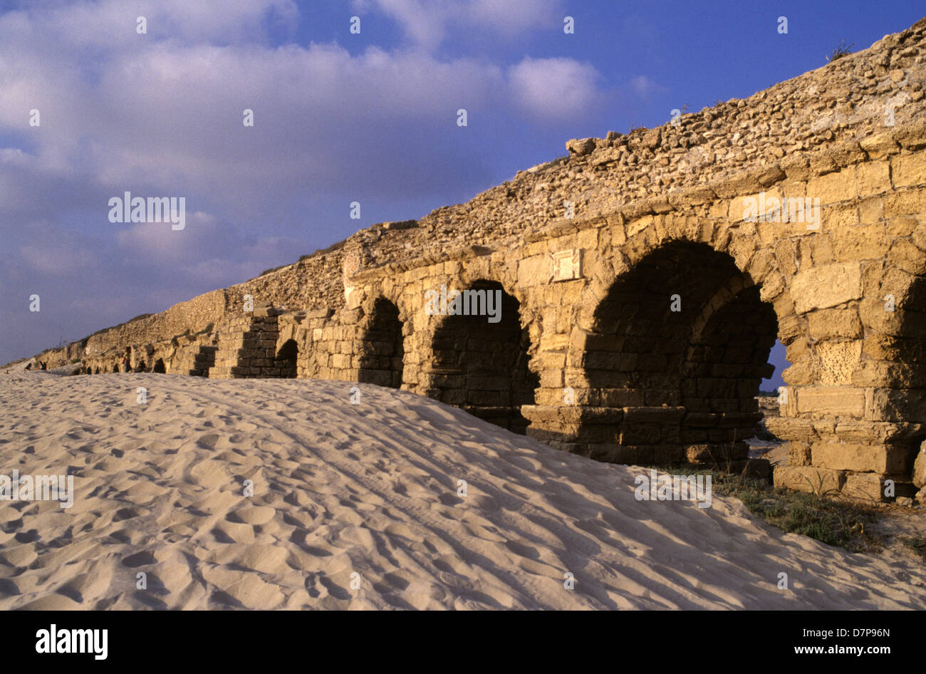 Menschen zu Fuß auf den Resten des antiken römischen Aquädukts an die Küstenstadt von Caesarea in Israel Stockfoto