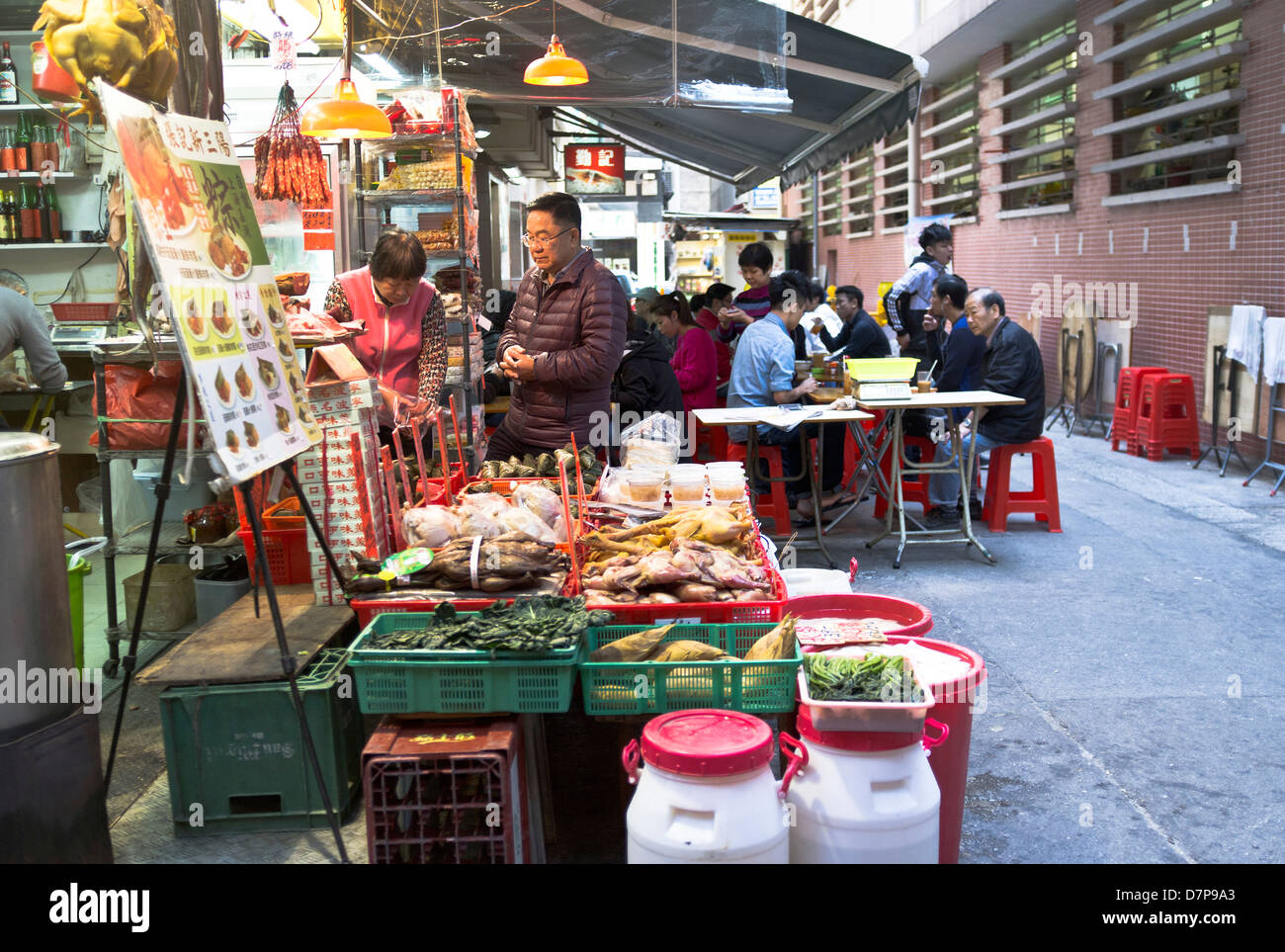 dh CAUSEWAY BAY HONG KONG Street Cafe Chinesen essen im Freien Backstreet Food Market asia china Gasse Menschen essen kantonesische Einheimische Stockfoto