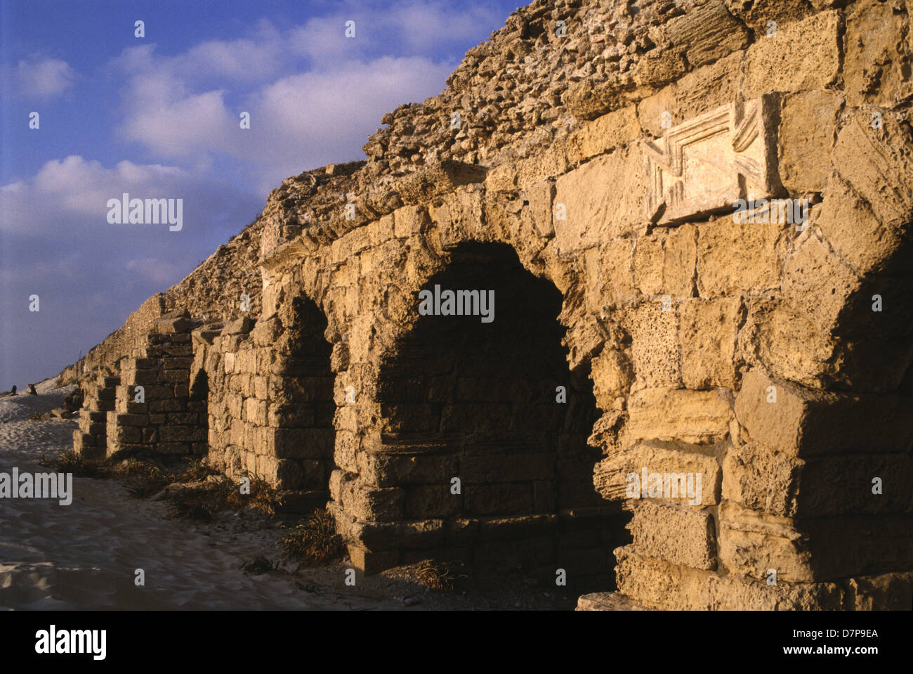 Reste der alten römischen Aquädukt in der Küstenstadt von Caesarea in Israel Stockfoto