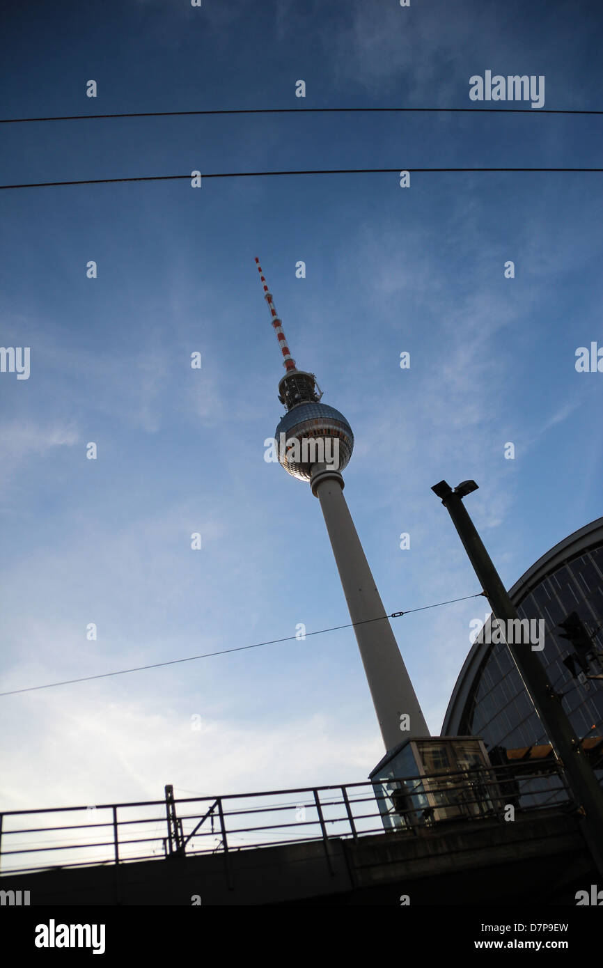 Fernsehturm in Berlin "Berliner Fernsehturm" vom Alexanderplatz entfernt, mit Blick auf die beleuchtete Text anzeigen Stockfoto