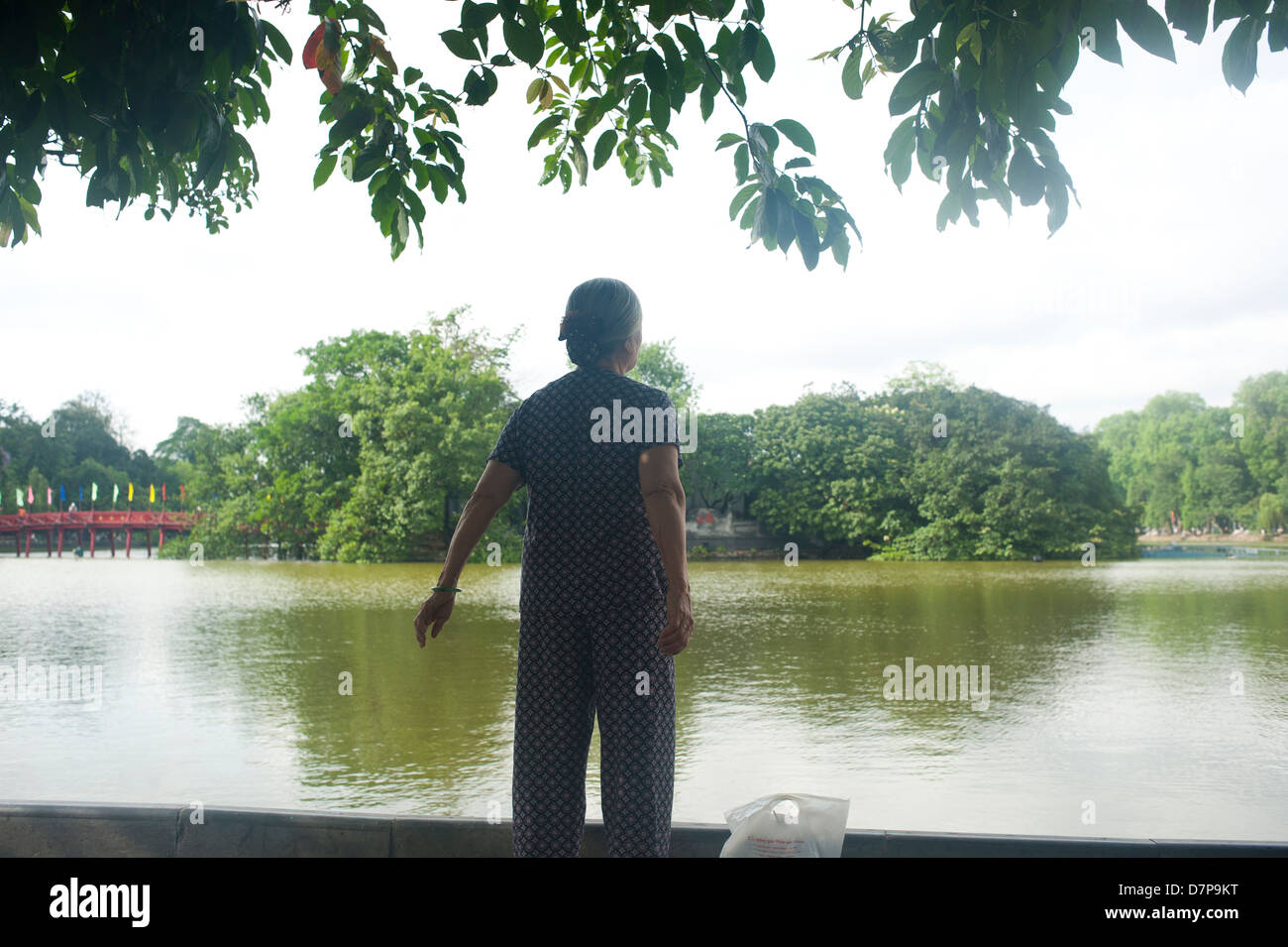 Hanoi, Vietnam - Leute, die Morgengymnastik am Hoan Kiem See Stockfoto