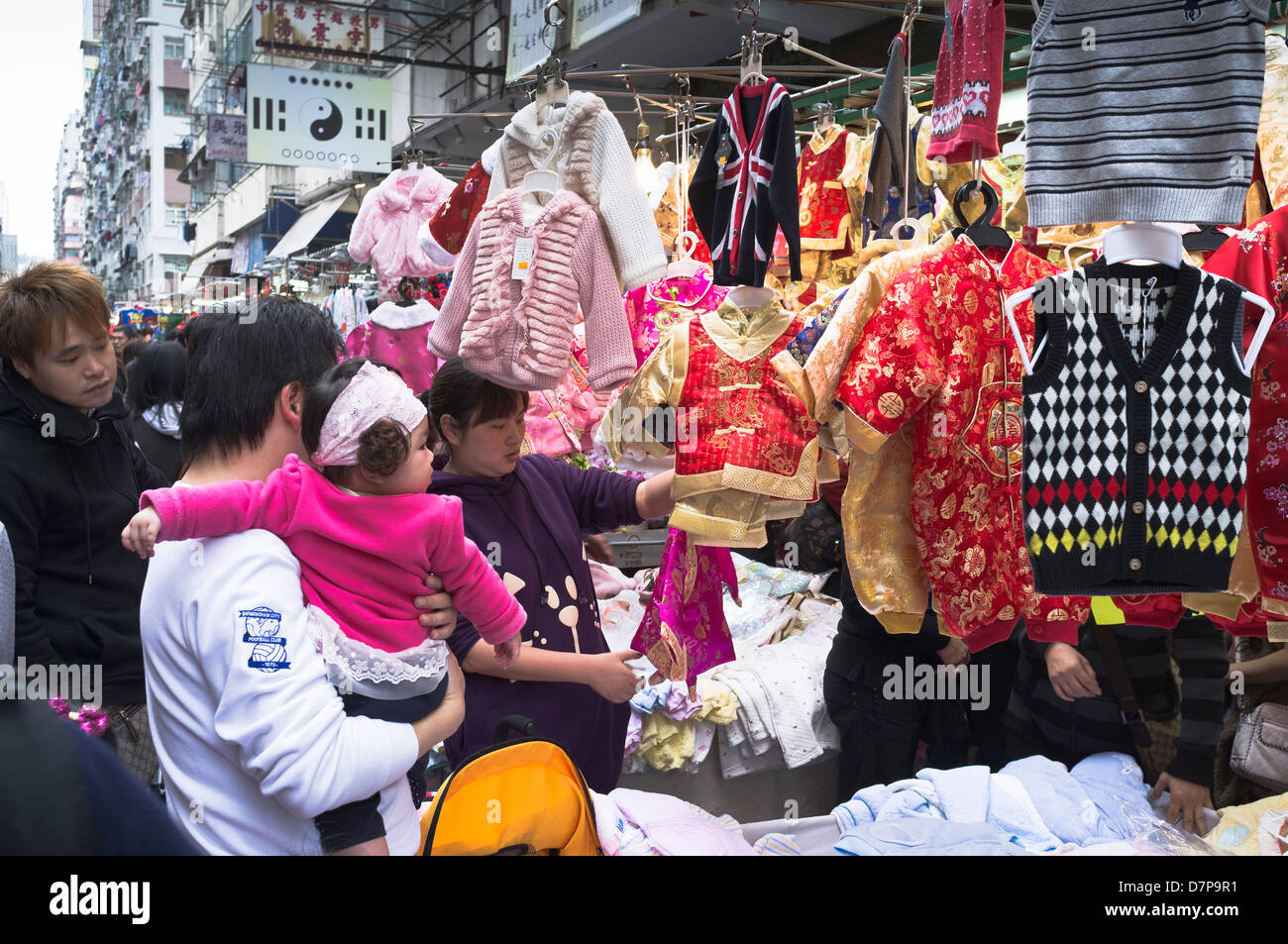 dh Ladies Market MONG KOK HONGKONG Chinesisches Familienshoppen Kinder Kleidung Markt Stand Kinder asien Street Kunde Stockfoto