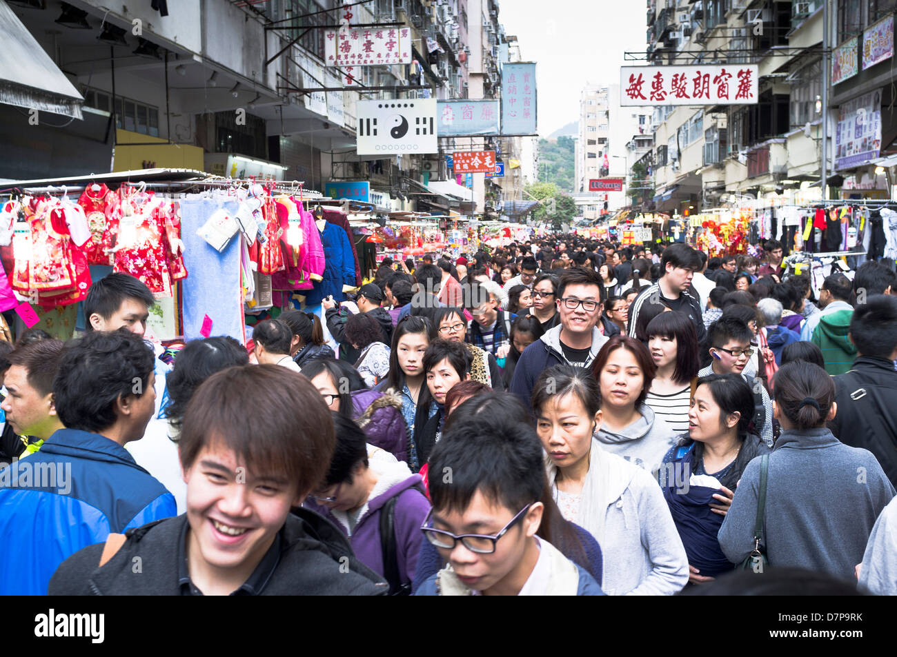 dh Ladies Market tung choi st MONG KOK HONGKONG Chinesische Menschenmassen Markt Straße Menschen china geschäftige Menge mongkok überfüllt Straßenszene Stockfoto