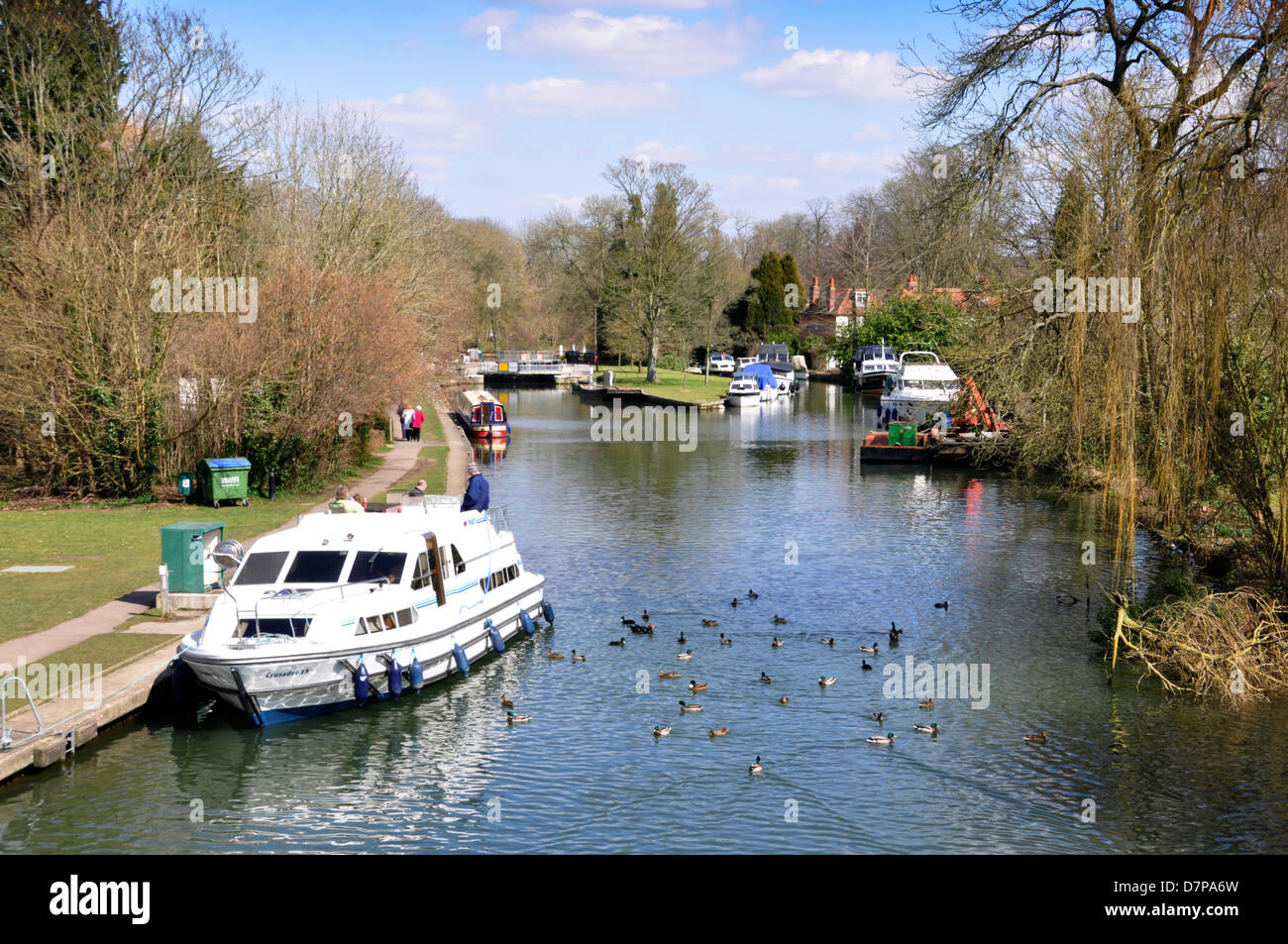 Themse bei Hurley - Blick auf das Schloss vom Steg - Frühling Sonnenschein - blauer Himmel - Wasservögel - Reflexionen - Boote. Stockfoto