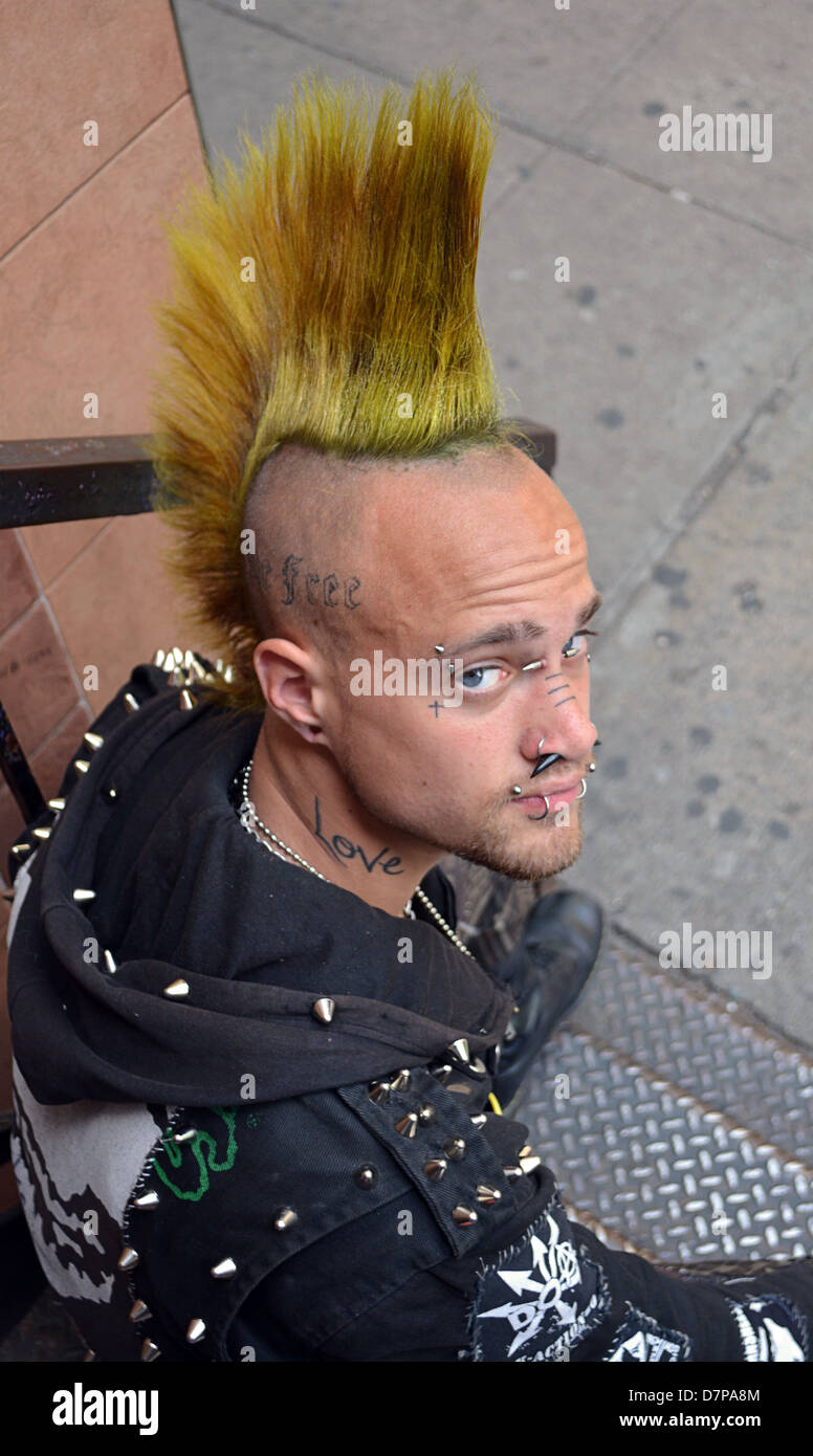 Porträt eines jungen Mannes mit einem Mohawk-Frisur, Tattoos und Piercings in Greenwich Village in New York Stockfoto