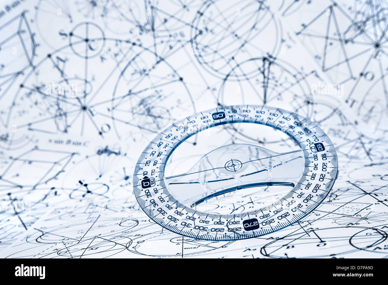 Winkelmesser auf dem Hintergrund von mathematischen Formeln und Algorithmen Stockfoto