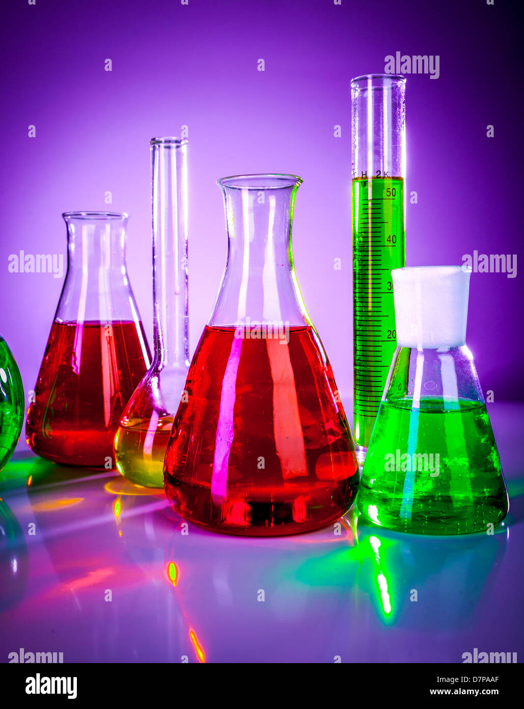 Glasröhren-Test im Labor auf lila Hintergrund Stockfoto