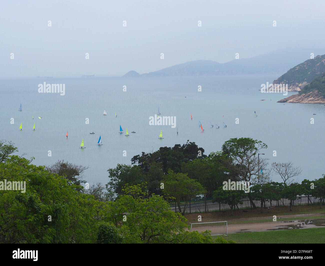 Ansicht von Stanley, Hong Kong.  Windsurfer auf dem Wasser rund um die Bucht Stockfoto