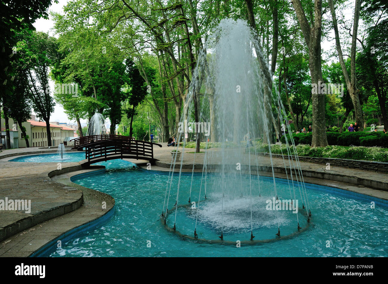 Ein öffentlicher Park mit Brunnen in Istanbul, Türkei. Stockfoto