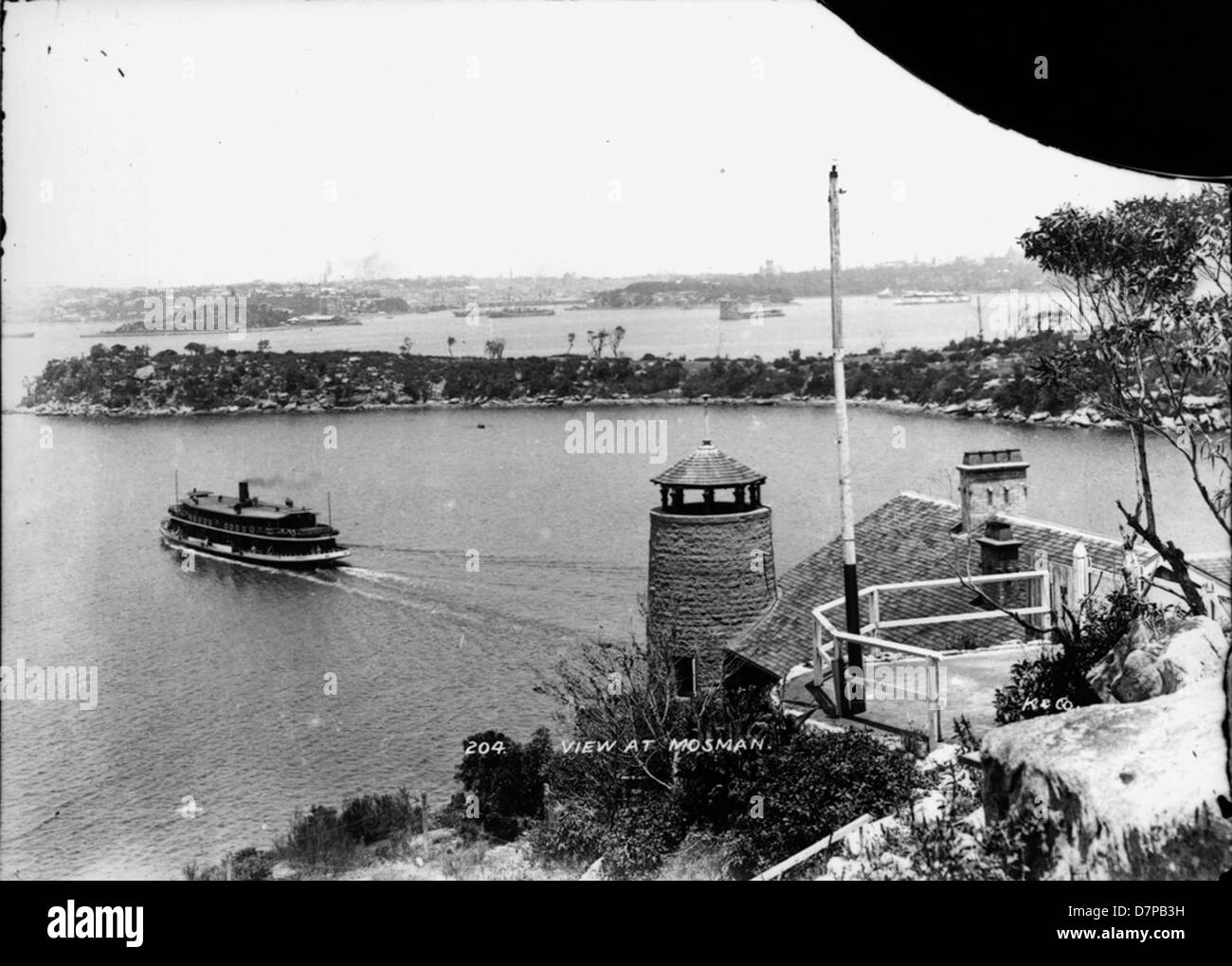 Dieses Foto bietet eine malerische Aussicht von Mosman in Australien und fängt die Schönheit von Cremorne Point und Curraghbeena Point entlang der Lower North Shore ein. Das Bild bietet einen historischen Blick auf die Gegend und zeigt den Blick auf das Wasser, alte Werften und die natürliche Landschaft von Sydney. Stockfoto