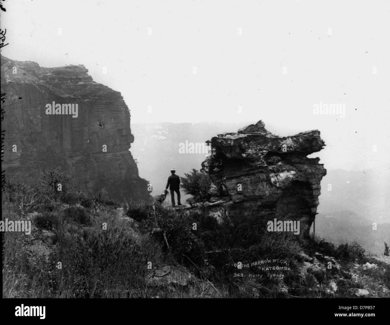 Dieses Bild zeigt den „enghalsigen“ Bereich der Blue Mountains in New South Wales, ein beliebter Ort für Buschwanderungen. Die Landschaft ist geprägt von dramatischen Felsformationen und Sandsteinklippen, die die natürliche Schönheit der Region widerspiegeln. Stockfoto