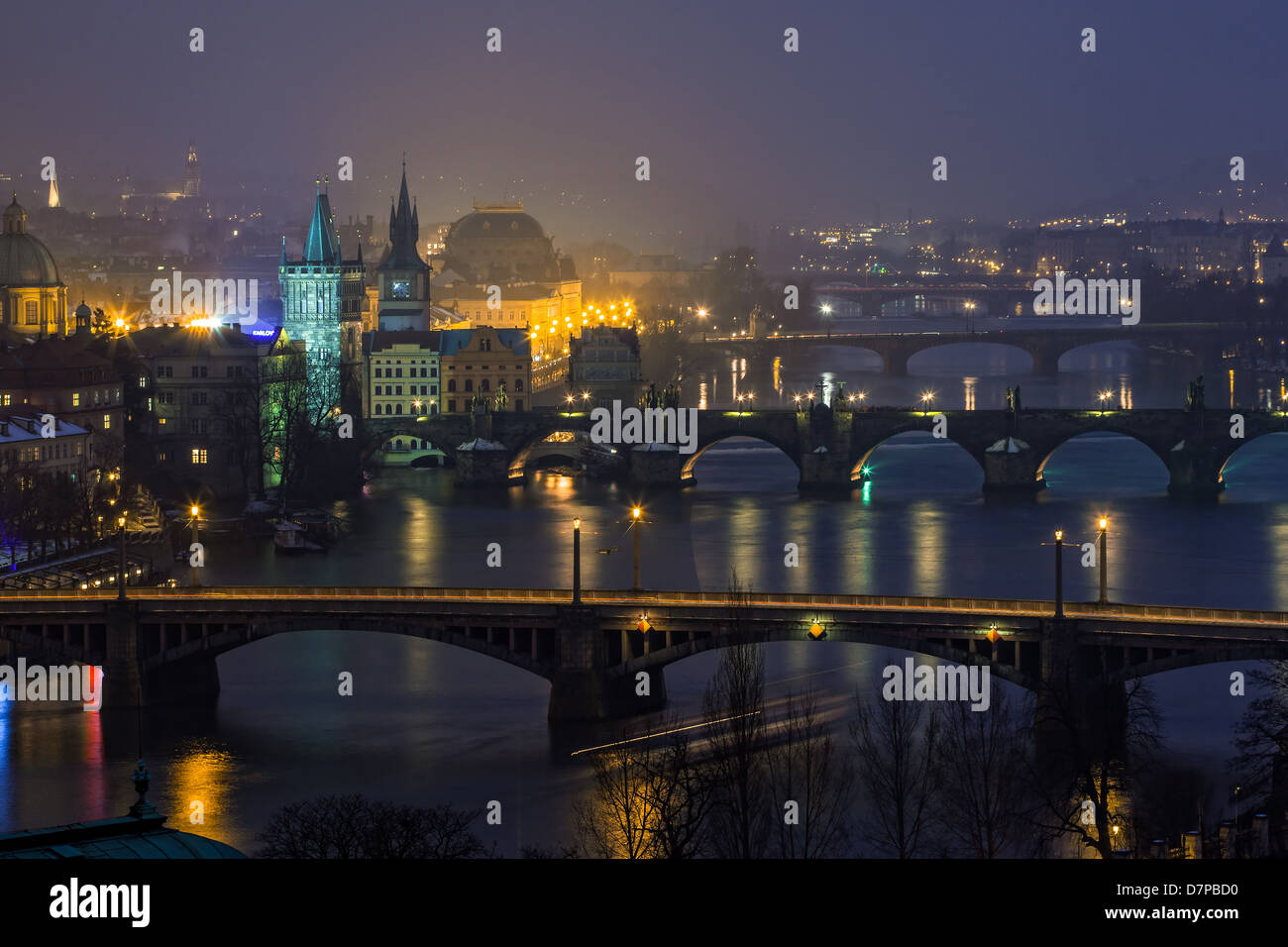 Aerial Nachtansicht auf Brücken in Prag, Tschechische Republik Stockfoto