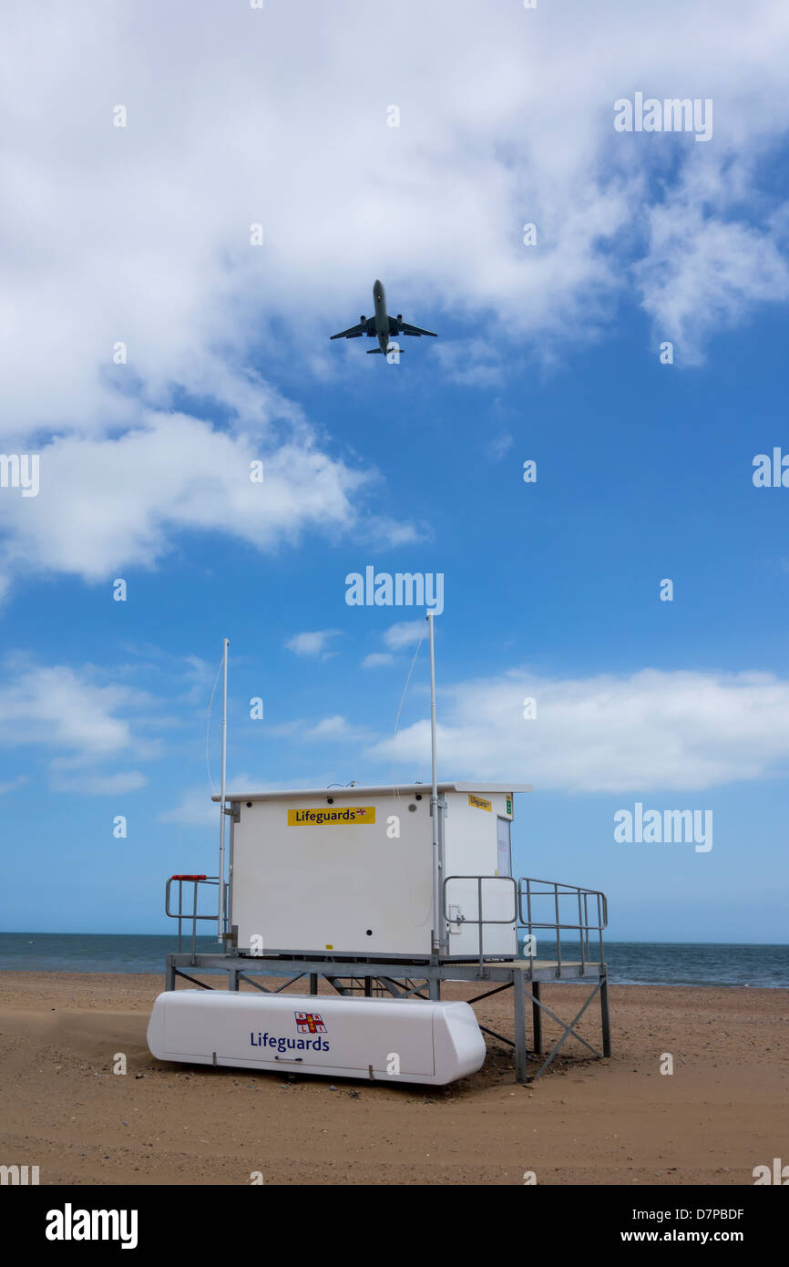 Planen Sie bei der Landung Ansatz in Richtung Manston Kent International Airport.  Herüber Ramsgate Strand Stockfoto