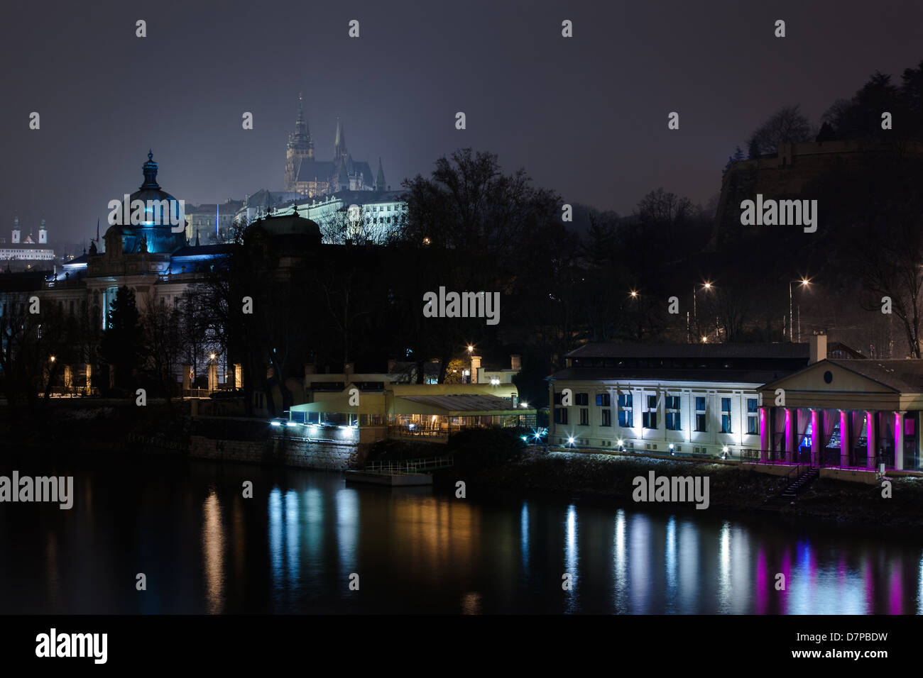 Blick auf Strakas Akademie und Prager Burg bei Nacht, Prag, Tschechische Republik Stockfoto